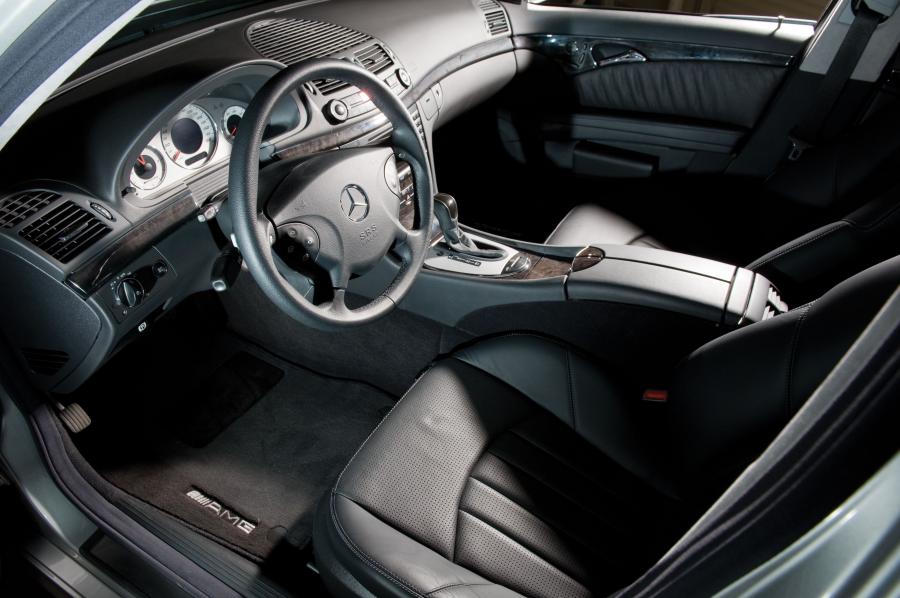  Mercedes-Benz E55 AMG 2004 года  (фото 5 из 8)